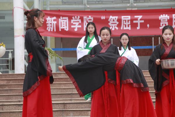 我们学子举行端午祭祀体验古风汉服之美