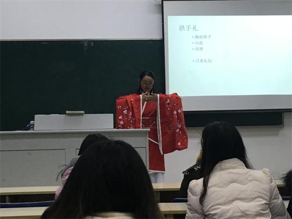 鹿鸣汉服社举办“鹿鸣汉服大讲堂”主题讲座