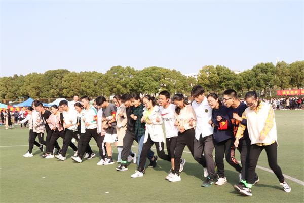 我们师生踊跃参与2018年校运动会