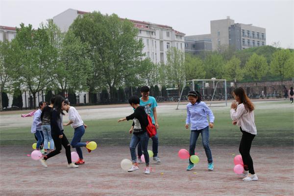 我们举行学生趣味运动会